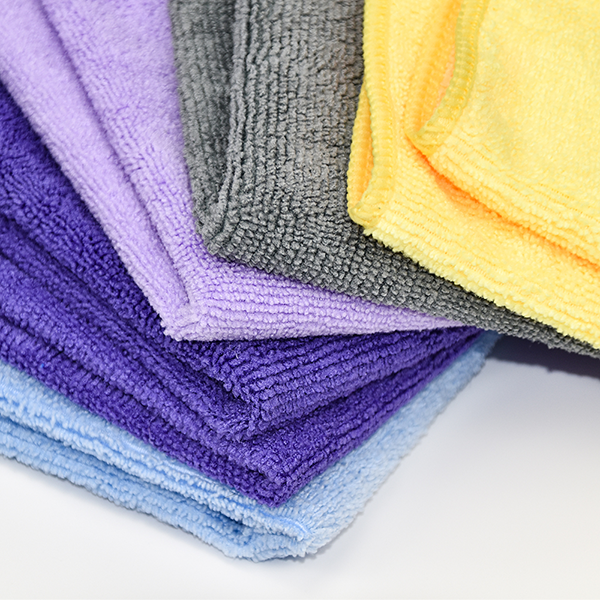 For daily cleaning, the absorbent and easy-to-dry warp knitt